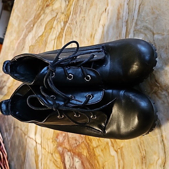 BAMBOO Black laced heeled bootie shoes- 8.5 - Picture 2 of 7